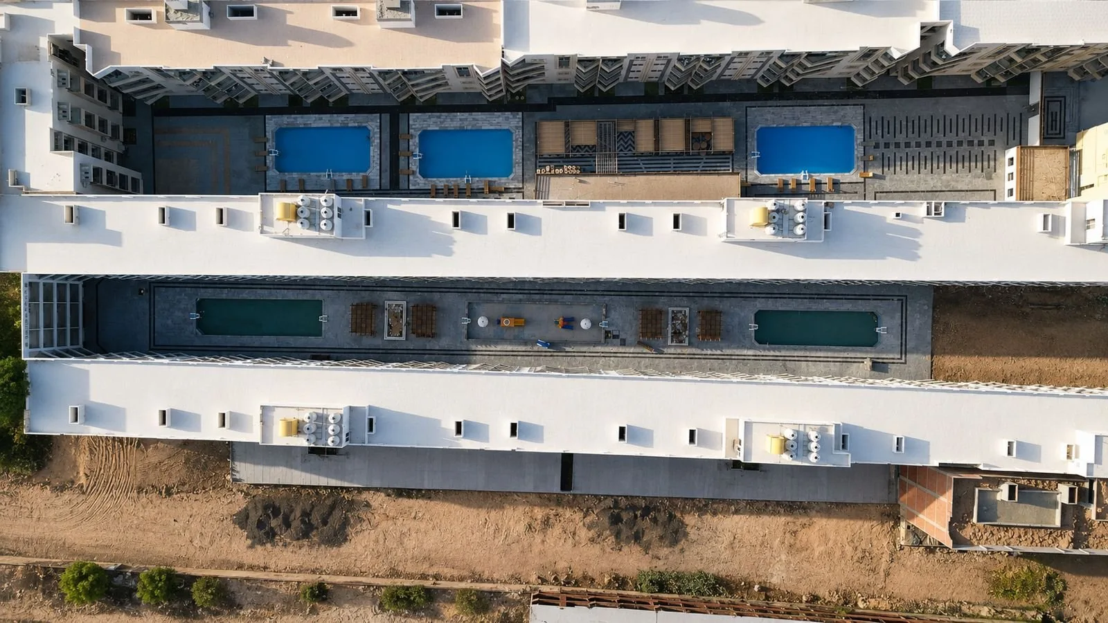 صورة من الموقع: Aerial view over the courtyard pools, October 2026