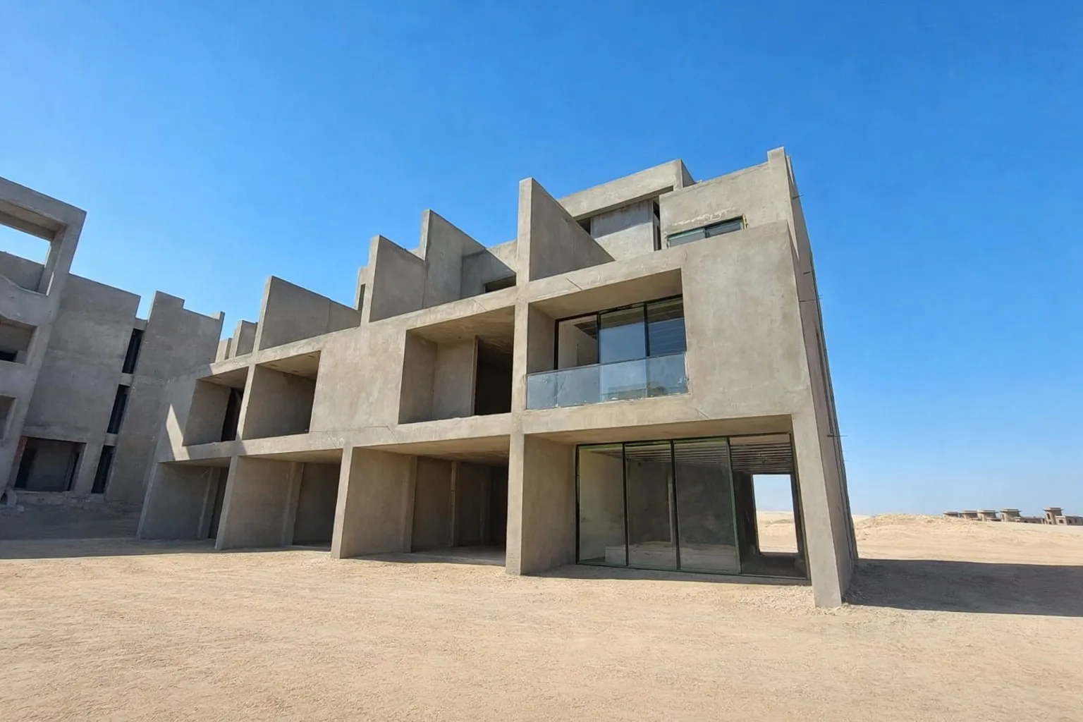 Foto de la obra: Townhouse structure on site (construction photo)
