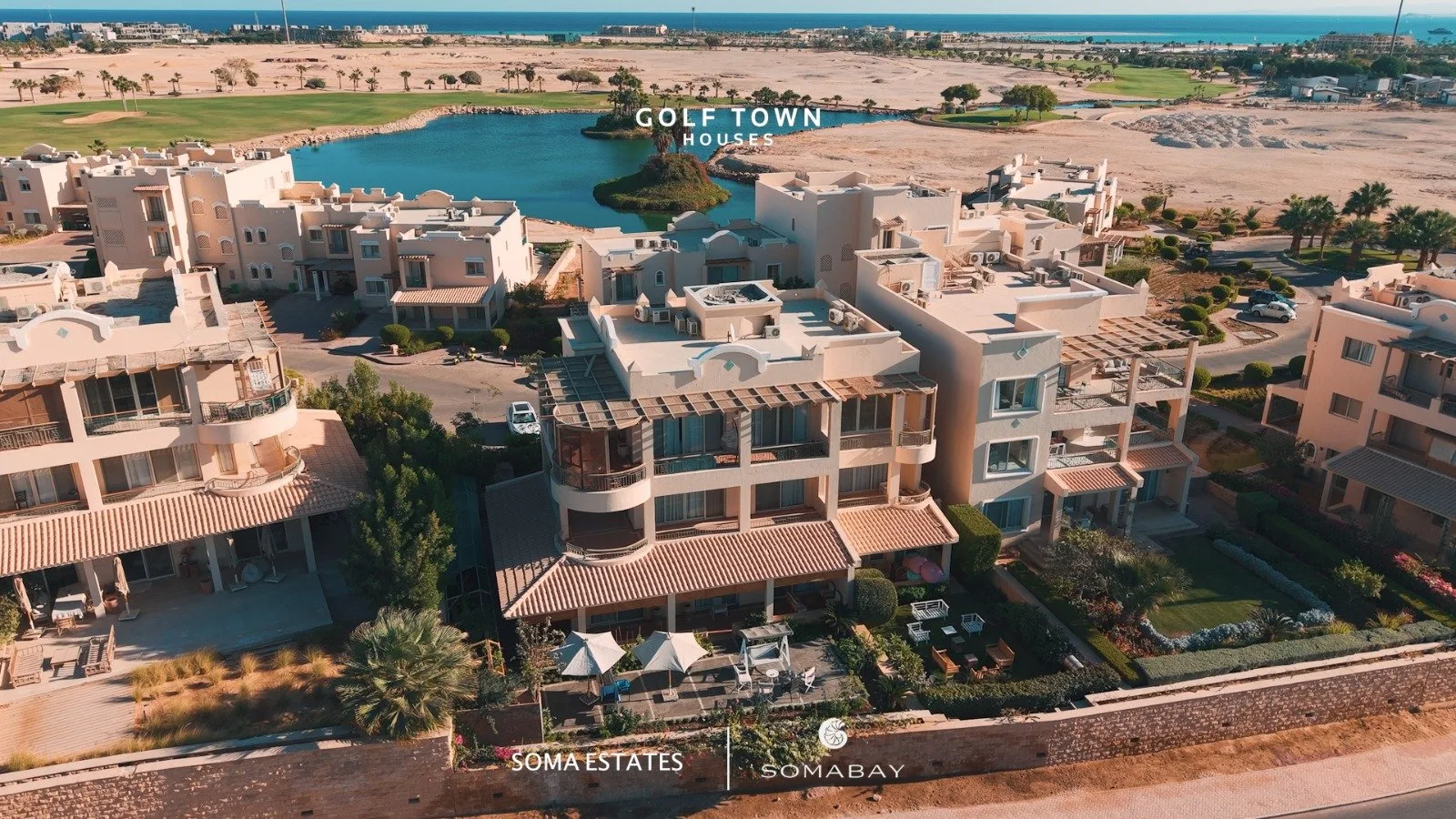 صورة حقيقية: Golf Town houses by the lake, aerial
