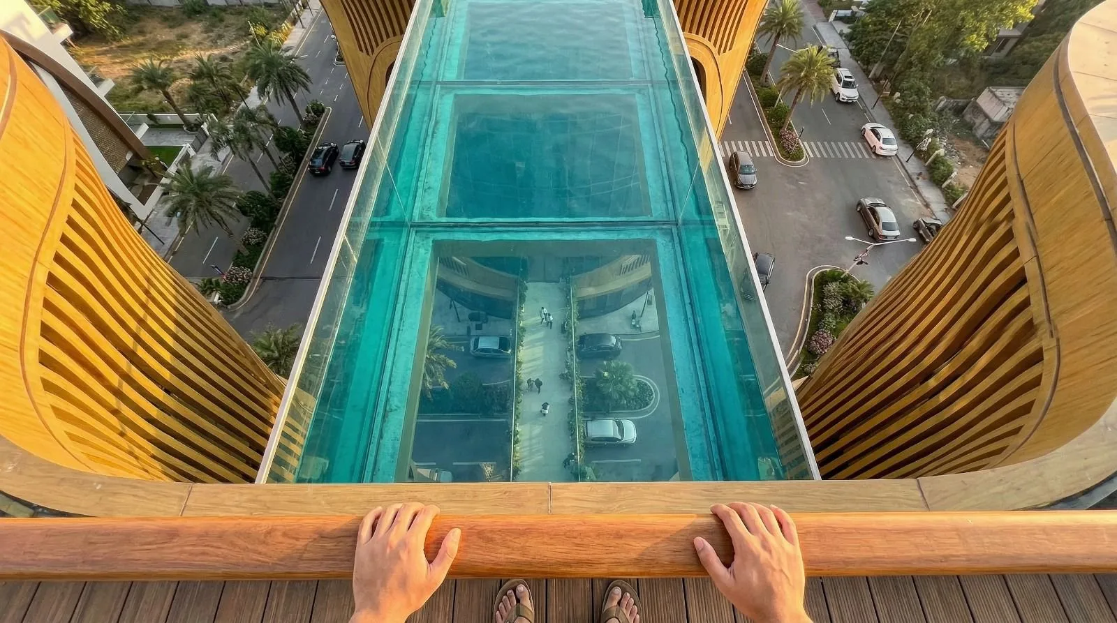 تصميم تخيلي: Render looking down through the glass floor of the sky pool