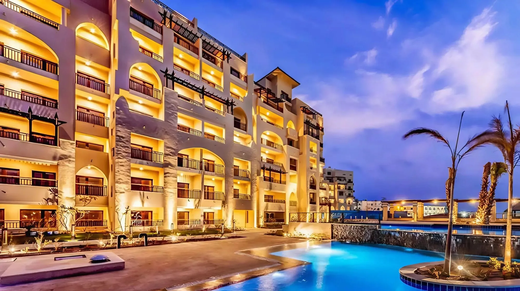 Foto: Pool and buildings at dusk