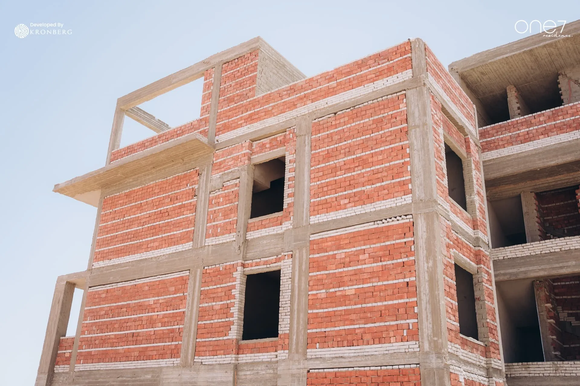 صورة من الموقع: Site progress: apartment buildings, structure and brickwork